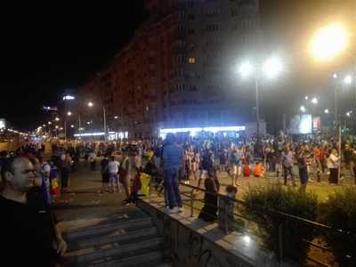 Câteva sute de persoane protestează încă pe bulevardul Iancu de Hunedoara