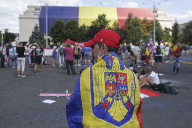 Un nou protest în Piaţa Victoriei din Capitală: au avut loc incidente între protestatari şi jandarmi, după ce câţiva manifestanţi au smuls gardurile montate de forţele de ordine