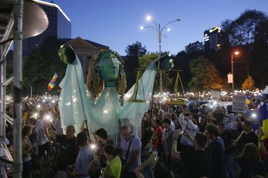 UPDATE - Câteva zeci de mii de oameni au protestat în Piaţa Victoriei, cerând demisia Guvernului; unii dintre manifestanţi au venit cu flori pe care le-au împărţit jandarmilor. Au fost proteste şi la Sibiu, Cluj, Iaşi sau Constanţa. FOTO/VIDEO