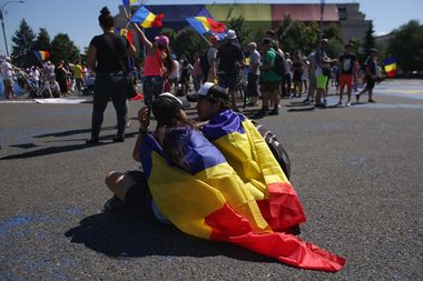 Peste 5.000 de oameni protestează în Piaţa Victoriei, cerând demisia Guvernului; unii dintre protestatari au venit cu flori, pe care le-au împărţit jandarmilor.