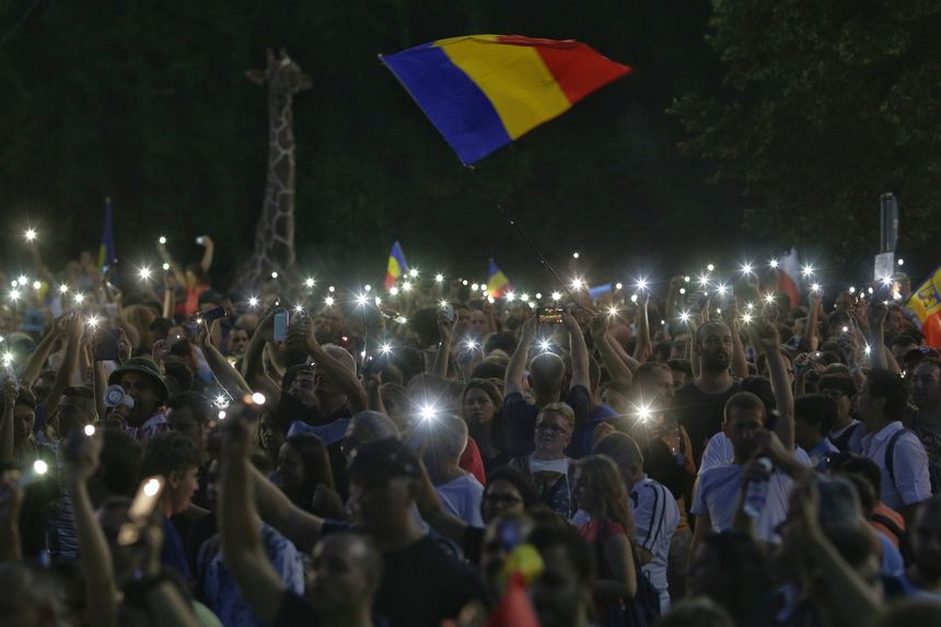 Douăsprezece persoane au avut nevoie de îngrijiri medicale la protestul din Piaţa Victoriei, dintre care două au fost transportate la spital