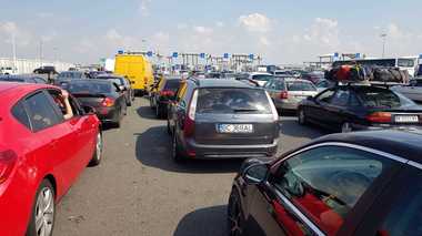 Aglomeraţie la ieşirea din ţară prin Vama Nădlac II, unde se aşteaptă până la două ore şi jumătate pentru control