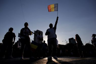 UPDATE - Câteva mii de oameni au protestat pentru a treia zi consecutiv în Piaţa Victoriei din Capitală, cerând demisia Guvernului. Jandarmii au ridicat din mulţime un tânăr care ar fi luat parte la violenţele de la mitingul diasporei. FOTO