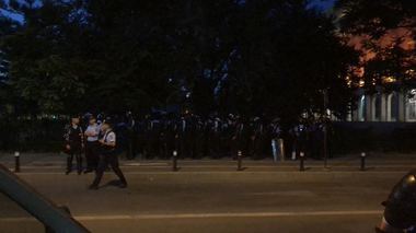 Un bărbat care ar fi avut comportament suspect a fost scos de jandarmi din mulţimea care protestează în Piaţa Victoriei