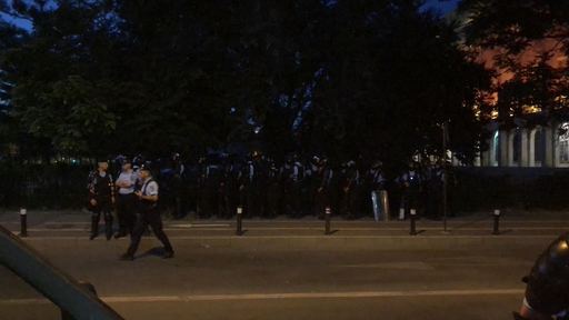 Un bărbat care ar fi avut comportament suspect a fost scos de jandarmi din mulţimea care protestează în Piaţa Victoriei