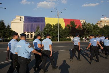Un bărbat aflat printre protestatarii care au plecat în marş spre Parlament ar fi participat la violenţele de la mitingul de vineri; el a fost scos din mulţime de către jandarmi şi dus la poliţie