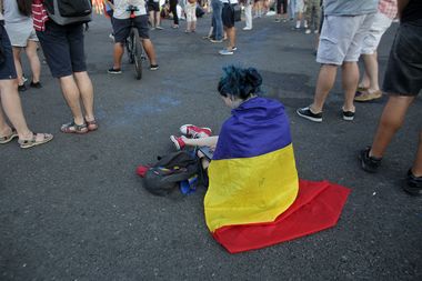 Peste 2.000 de oameni protestează în Piaţa Victoriei. La ora 21.00, protestatarii au aprins lanternele telefoanelor şi au cântat imnul