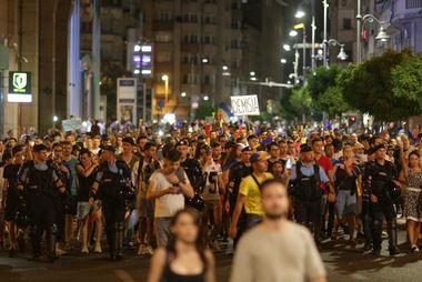 Jandarmeria prezintă un proces verbal încheiat de procurorul Bogdan Pîrlog după intervenţia forţelor de ordine la mitingul din 10 august, din Piaţa Victoriei