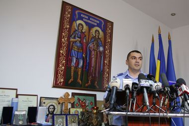 Şeful Jandarmeriei. Am absolvit un examen pentru acest post, aştept avizul CSAT, procedura durează. El face apel la calm şi înţelegere către români: Jandarmii şi-au făcut datoria şi îşi merită respectul nostru. FOTO