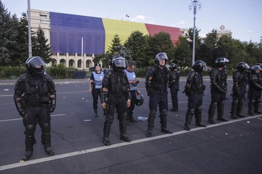 Coordonatorul intervenţiei jandarmilor din Piaţa Victoriei: Manifestaţia, precedată de mesaje care îndemnau la violenţă; protestarii paşnici nu s-au izolat de cei agresivi, care păreau organizaţi; cer scuze celor care au suferit gratuit