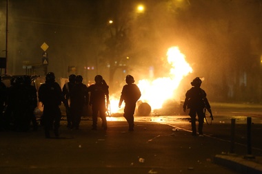 Jandarmeria publică un filmuleţ cu momentele în care o parte dintre protestatari devin violenţi şi aruncă cu pietre şi materiale pirotehnice în forţele de ordine şi unul cu intervenţii ale forţelor de ordine care ar fi din ţări UE şi SUA
