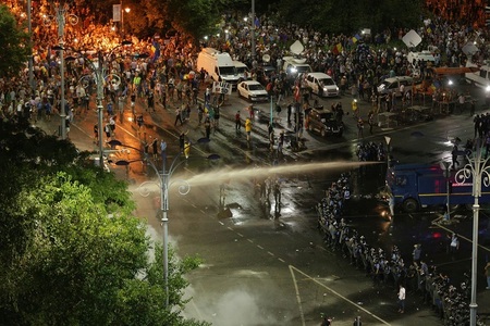 Dosar penal pentru distrugere, după ce autospecialele Poliţiei Capitalei au fost avariate de protestatari la mitingul din 10 august