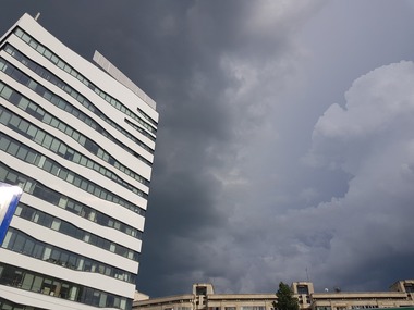Ploi torenţiale, vijelii şi grindină, în toată ţara, până duminică seară