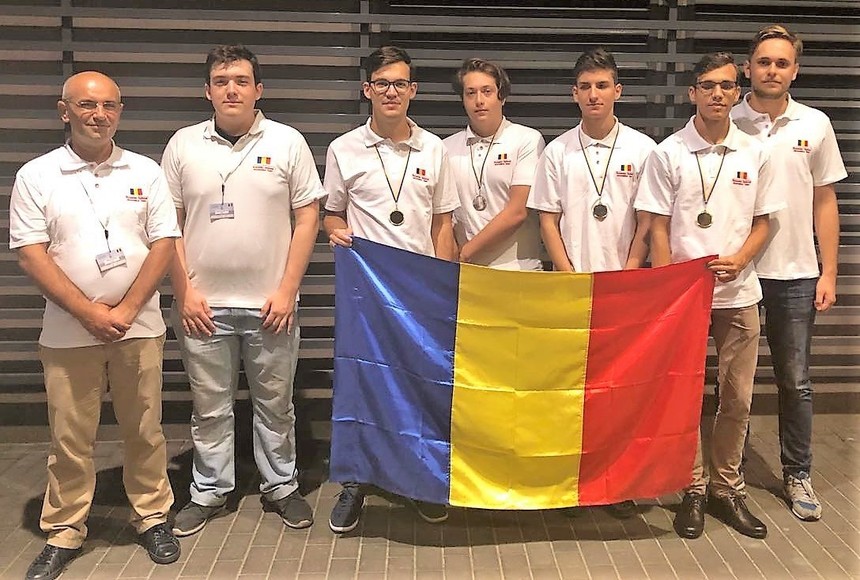Patru medalii, dintre care două de aur, obţinute de elevii români la Olimpiada de Informatică a Europei Centrale 
