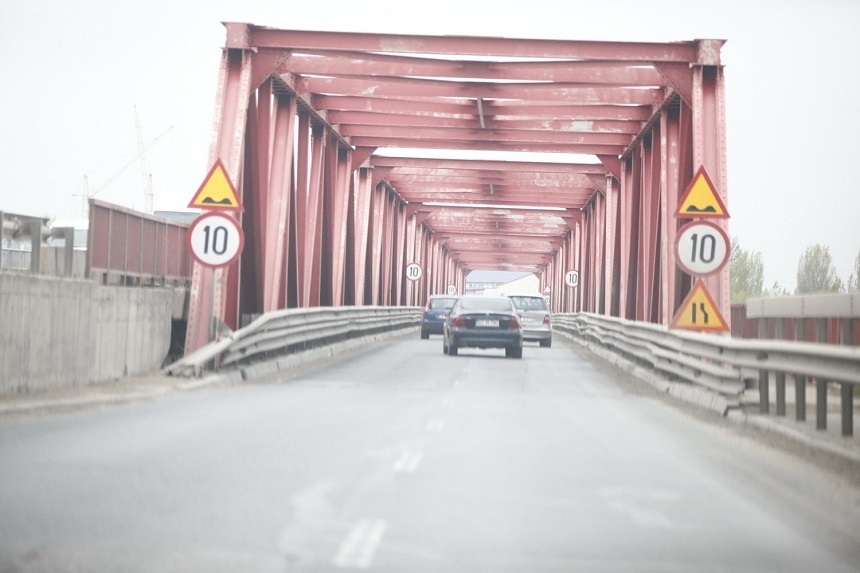 Circulaţia pe sensul Râmnicu Sărat - Buzău al Podului de la Mărăcineni va fi reluată, după ce au fost finalizate majoritatea lucrărilor