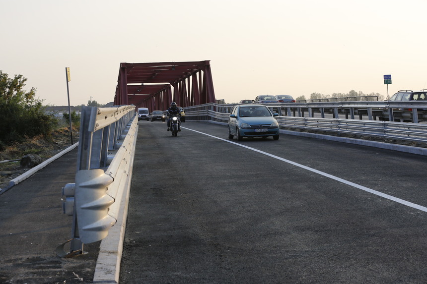 Podul metalic de la Mărăcineni, închis în aprilie pentru lucrări, a fost redat circulaţiei; din primăvară se va lucra pe sensul Buzău - Râmnicu Sărat, care a preluat traficul până acum. FOTO