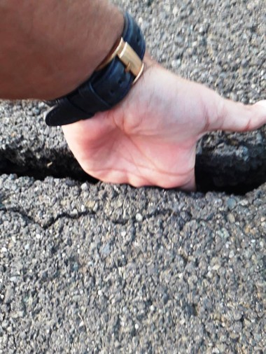 O pistă de biciclete construită în Arad se surpă la doi ani de la inaugurare, deşi e încă în garanţie; bicicliştii reclamă lucrări de calitate slabă - FOTO