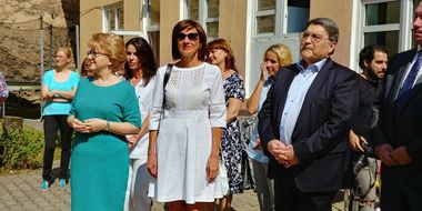 Carmen Iohannis anunţă că va preda în continuare la Sibiu şi spune că va reveni cu drag la şcoală începând de luni