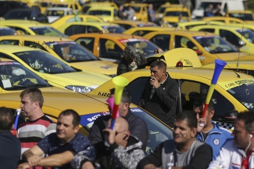 Regulamentul pentru transportul în regim taxi prin care transportatorii sunt obligaţi să aibă servicii de dispecerat, scos pentru a doua oară de pe ordinea de zi a CGMB