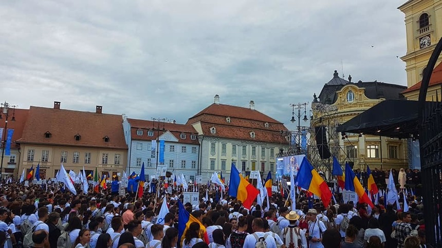 Câteva mii de tineri, în Piaţa Mare din Sibiu la deschiderea celei de-a cincea ediţii a Întâlnirii Internaţionale a Tinerilor Ortodocşi – ITO 2018. Patriarhul Daniel i-a invitat la sfinţirea Catedralei Mântuirii Neamului. FOTO