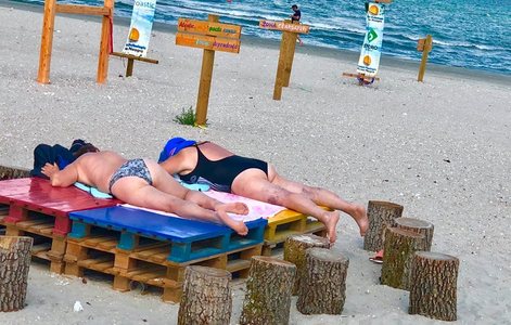 Două persoane au făcut plajă pe masa de pictură şi olărit de pe plaja terapeutică din Mamaia