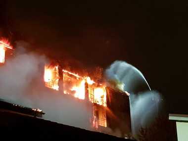 Primăria sectorului 5: Ajutor de 3.000 de lei pe membru de familie pentru locatarii blocului afectat de incendiu, obiecte de primă necesitate, uniforme şi rechizite; aspectele juridice ale situaţiei locative fac obiectul unui dosar penal