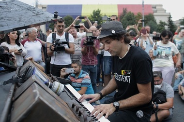 Câteva sute de persoane, la un protest inedit în Piaţa Victoriei, la o lună de la intervenţia în forţă a Jandarmeriei. La manifestaţie este prezent şi pianistul Davide Martello, care susţine un recital - FOTO/VIDEO