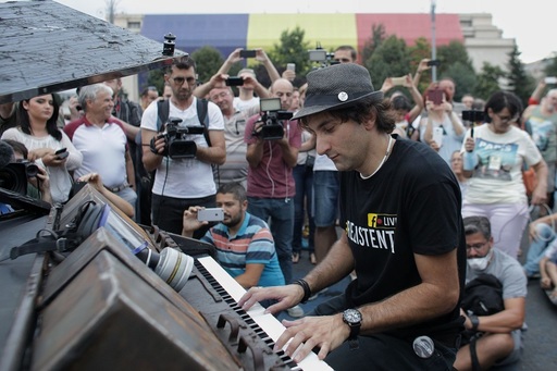 Câteva sute de persoane, la un protest inedit în Piaţa Victoriei, la o lună de la intervenţia în forţă a Jandarmeriei. La manifestaţie este prezent şi pianistul Davide Martello, care susţine un recital - FOTO/VIDEO