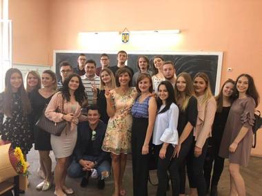 Carmen Iohannis a preluat, ca diriginte, o clasă a IX-a de la Colegiul "Gheorghe Lazăr" din Sibiu: Sper să îi conduc până când se poate spre sfârşitul acestui liceu. VIDEO