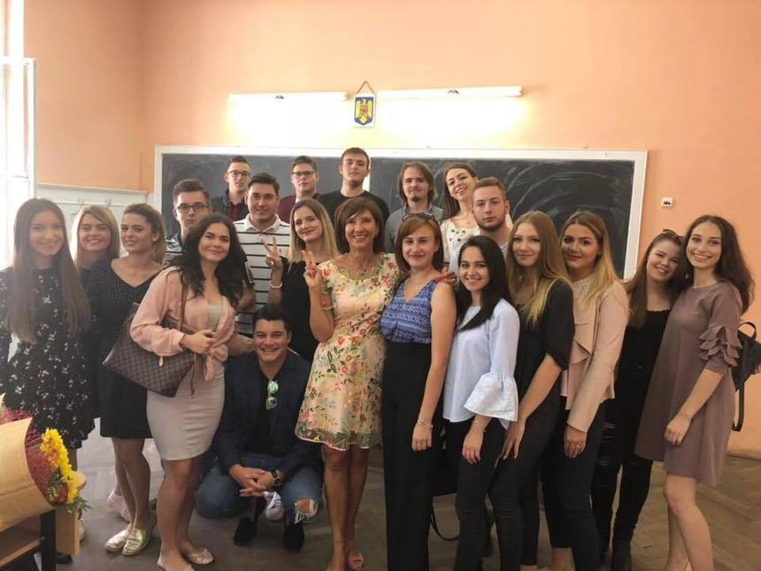 Carmen Iohannis a preluat, ca diriginte, o clasă a IX-a de la Colegiul "Gheorghe Lazăr" din Sibiu: Sper să îi conduc până când se poate spre sfârşitul acestui liceu. VIDEO