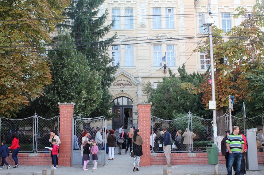 Elevii unui liceu mare din Arad au aflat la festivitatea de deschidere că vacanţa lor se prelungeşte cu o săptămână, din cauza unor lucrări 