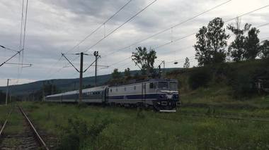 Trafic feroviar închis între Predeal şi Timişu de Sus, pentru remedierea defecţiunilor la firul de contact distrus de arbori căzuţi; cinci trenuri sunt staţionate în gările de pe traseu

