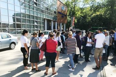 Arad: Zeci de dascăli, părinţi şi elevi au protestat în faţa Inspectoratului Şcolar faţă de Ordonanţa 9/2018