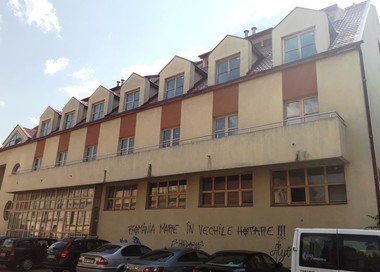 Arad: Un hotel construit de Ministerul Educaţiei cu peste opt milioane de lei, abandonat înainte de inaugurare, a devenit un loc plin de gunoaie - FOTO