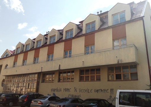 Arad: Un hotel construit de Ministerul Educaţiei cu peste opt milioane de lei, abandonat înainte de inaugurare, a devenit un loc plin de gunoaie - FOTO