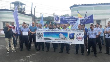 Aproximativ 50 de angajaţi de la Penitenciarul Poarta Albă au protestat, solicitând condiţii mai bune de lucru, plata orele suplimentare şi demisia ministrului Justiţiei. VIDEO

