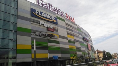 Arad: Serviciile de paşapoarte, permise auto, înmatriculări şi de evidenţă a persoanelor, situate într-un mall, închise din cauza unei pene de curent