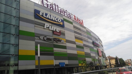 Arad: Serviciile de paşapoarte, permise auto, înmatriculări şi de evidenţă a persoanelor, situate într-un mall, închise din cauza unei pene de curent
