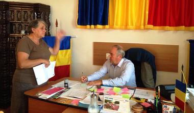 Arad: Doar 15 asistaţi social, din 70 programaţi la interviuri de angajare de primarul din Craiva, au acceptat să lucreze, restul invocând salariile mici sau că nu au şcoală