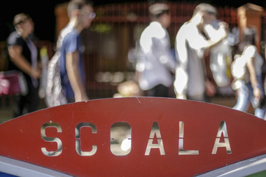 Ordonanţa de Urgenţă care a dus la demisia ministrului Educaţiei Valentin Popa a fost adoptată. Articolul referitor la predarea limbii române pentru minorităţi a fost abrogat, învăţătorii pot preda din nou limba română elevilor din clasele primare