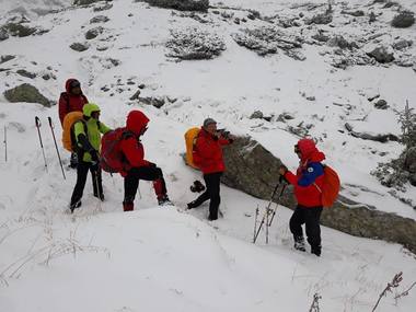 Salvamont Sibiu: În zona de creastă a Munţilor Făgăraş stratul de zăpadă este între 10-20 centimetri, în weekend fiind aşteptate noi ninsori; turiştii să fie precauţi şi să nu plece pe trasee lungi şi dificile