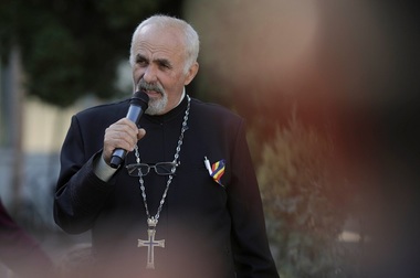 Protoiereul de Caracal, la un eveniment de promovare a referendumului: Ştefan cel Mare, Mihai Viteazu, Avram Iancu şi chiar şi Nicolae Ceauşescu s-ar răsuci în mormânt dacă ar şti unde a ajuns societatea românească - FOTO