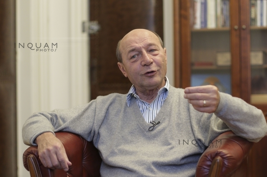 Traian Băsescu a votat la referendum şi spune că unul dintre membrii comisiei de vot a refuzat să dea mâna cu el: Şi comisia e politizată, probabil era un PSD-ist înrăit