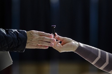 MAI: Au fost înregistrate 12 sesizări de posibile infracţiuni la referendum; în Prahova, o persoană a votat de două ori la secţii diferite pentru că şi-a dat seama că prima dată nu a votat aşa cum şi-a dorit