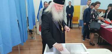 Mitropolitul Banatului spune că a votat pentru a-şi cinsti părinţii şi i-a îndemnat pe enoriaşi, la finalul slujbei de la Catedrală, să meargă la referendum. FOTO