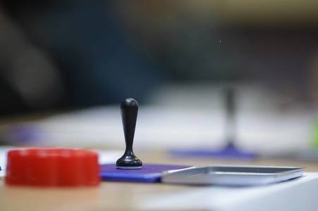 Doi poliţişti care asigurau paza la o secţie de vot din Sectorul 5, cercetaţi după ce un bărbat a reclamat că făceau propagandă electorală şi că l-au jignit