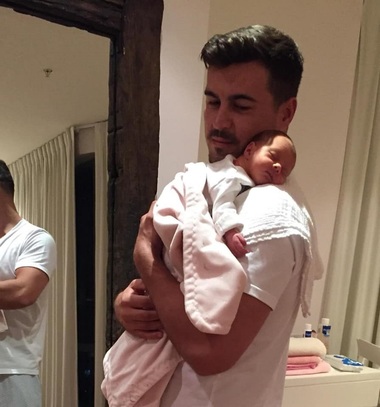 Logodnicul Elenei Udrea postează o nouă fotografie cu fiica sa: Dor de mami