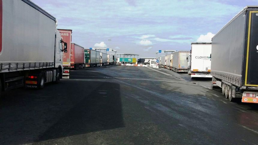 Şoferii de camioane aşteaptă în coloană peste opt ore să iasă din ţară prin PTF Nădlac II; aglomeraţie este şi în alte vămi pentru traficul greu. FOTO