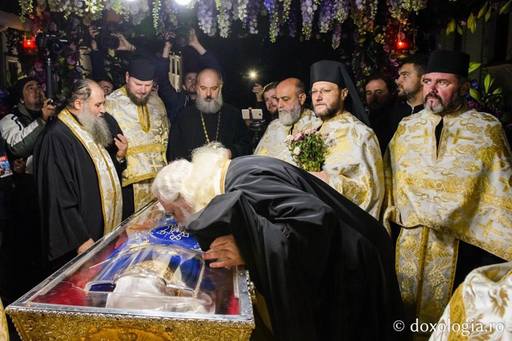 Coadă de trei kilometri la Catedrala Mitropolitană din Iaşi, unde pelerinii aşteaptă să se închine la moaştele Sfintei Cuvioase Parascheva 