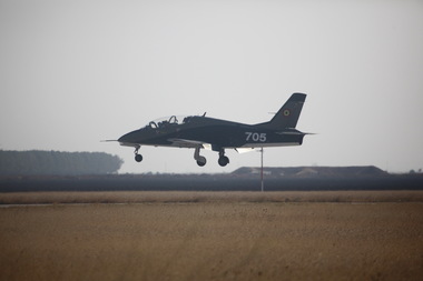 Căpitanul Oana Andreea Ardeleanu a devenit prima femeie-pilot instructor pe un avion echipat cu motor cu reacţie din cadrul Forţelor Aeriene Române. FOTO
